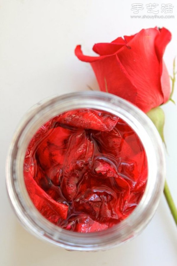 Rose petal DIY bath products whiten and maintain delicate skin