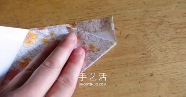 Detailed step-by-step diagram of the folding method of hand-made origami rice dumplings for the Dragon Boat Festival