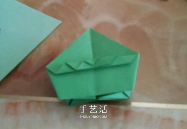 Simple handmade origami box with illustrations of how to fold a beautiful square carton