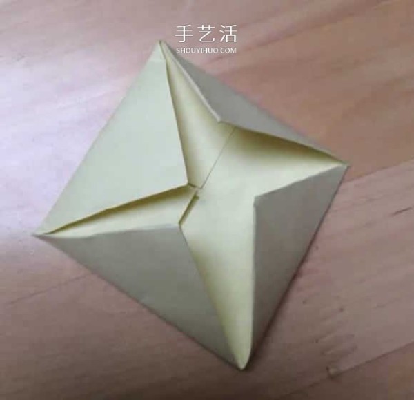 How to fold a spinning paper top with a simple flower-shaped top origami tutorial