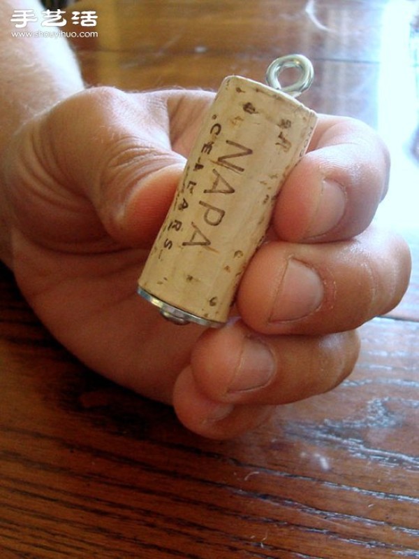 Illustration of the DIY method of making a necklace pendant with red wine cork