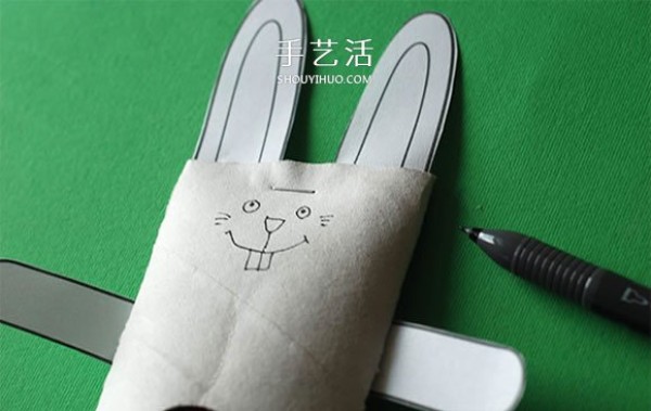 Use waste materials in kindergarten to make white rabbits.Illustration of making rabbit from rabbit paper tube