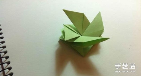 A piece of paper to fold a four-leaf clover, an illustration of the steps to fold a creative four-leaf clover