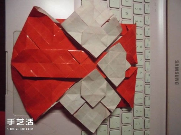 Kissing Fish Origami Illustration of the Super Complex Heart Folding Process