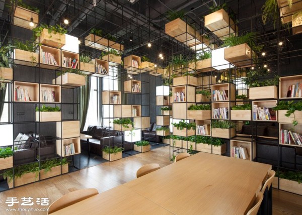 The smart design of Beijing Home Cafe with natural partitions of plants