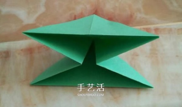 Simple handmade origami box with illustrations of how to fold a beautiful square carton