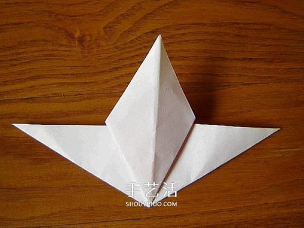 A piece of paper to fold a lily, a simple and beautiful lily origami