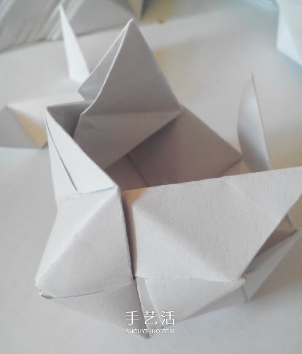 Illustration of folding a multi-faceted cube, step-by-step diagram of origami cube