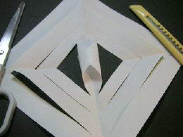 How to cut a pinwheel-shaped six-pointed star