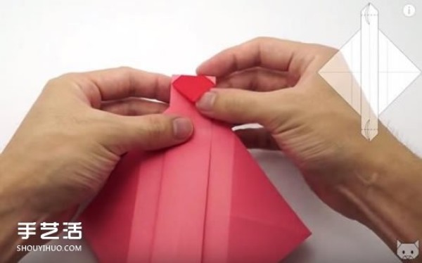 Pictures of how to fold an envelope with a heart and a heart-shaped stationery and illustrations of how to fold a love letter