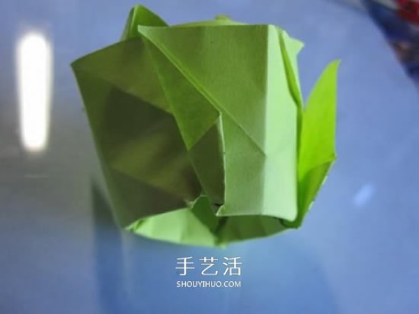 The origami illustration of the original paper rose is very detailed