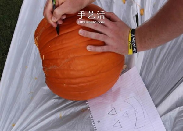 Detailed step-by-step illustration of making Halloween jack-o-lanterns with pumpkins