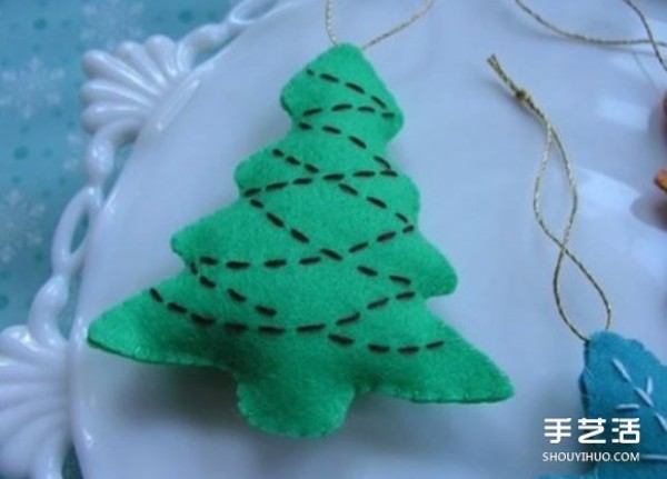 The production of Christmas-themed non-woven snowflakes, Christmas trees and gingerbread man pendants