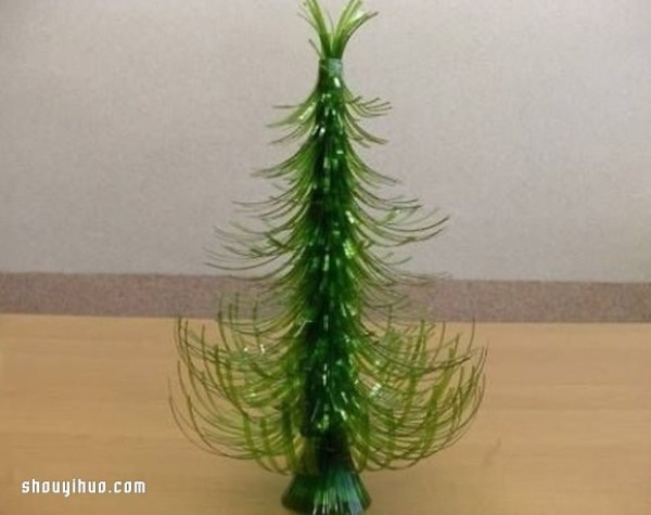 Illustrated tutorial on how to make a Christmas tree from a Sprite bottle