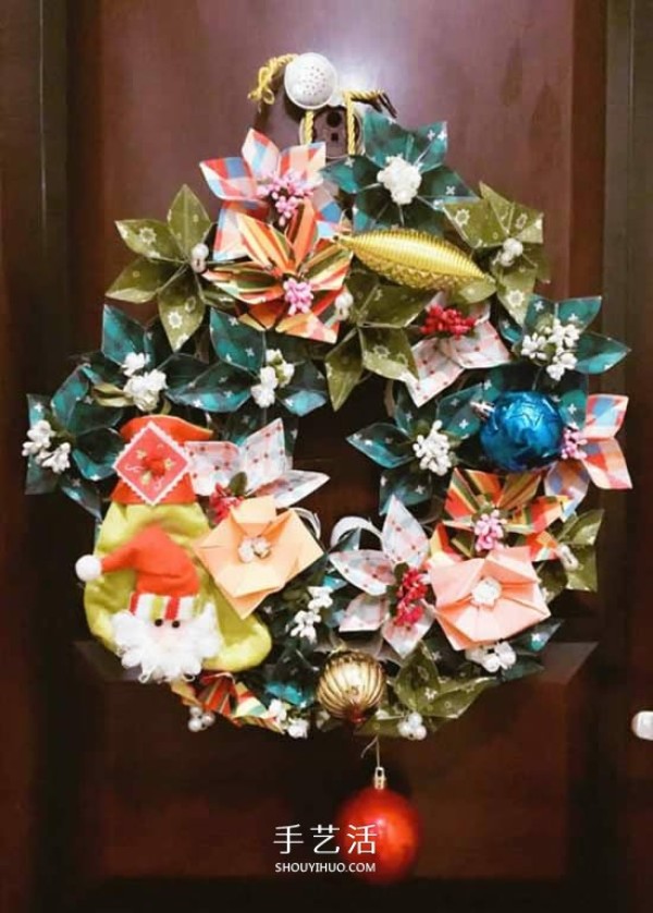 Use waste paper tubes and paper flowers to make beautiful Christmas wreaths