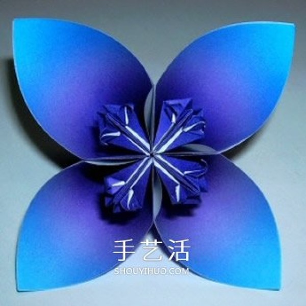 Illustration of the origami method of four-petal flowers, six pieces of which are combined into a beautiful flower ball