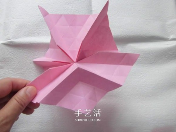 Illustration of how to fold a beautiful straw hat. Steps to make an origami flower straw hat.