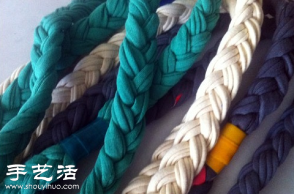 Old T-shirts are turned into treasures, handmade decorative braided ropes