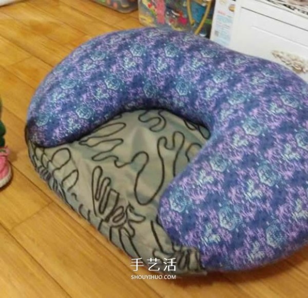 A simple way to transform a childs sofa into a homemade baby sofa using a nursing pillow