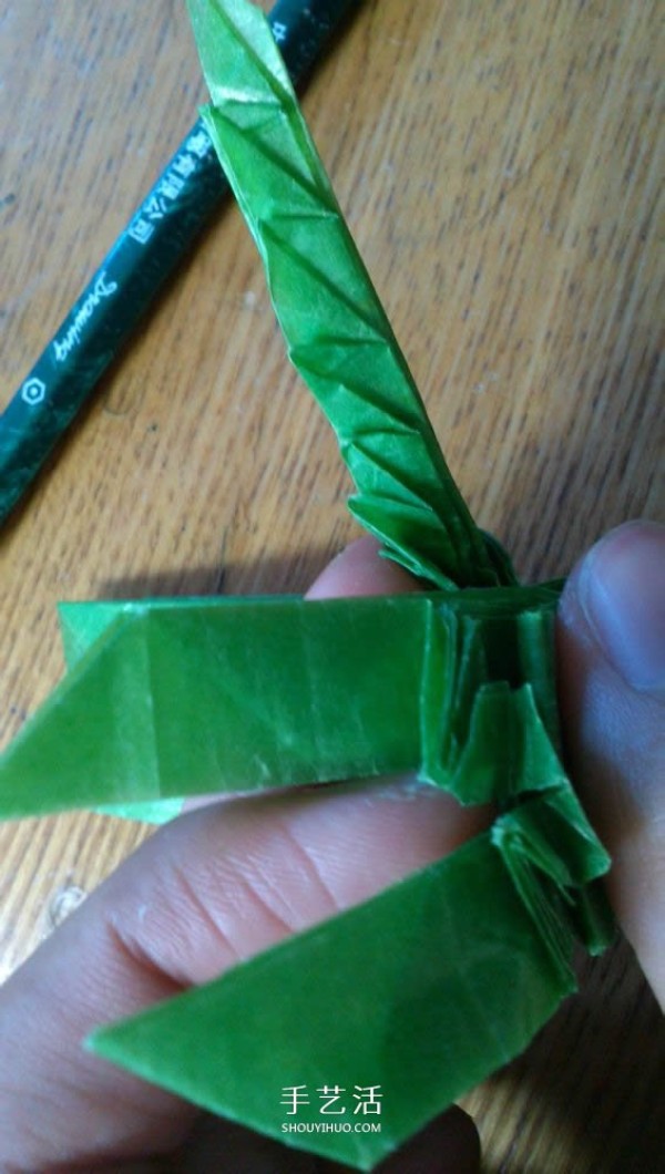 Illustration of the folding method of a three-dimensional mantis, detailed steps of origami mantis