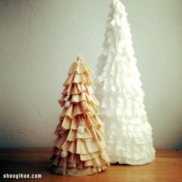 Illustrated tutorial on how to turn coffee filters into treasure by handmade DIY Christmas tree