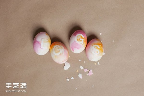 Use watercolor painting and tattoo stickers to DIY beautiful egg decorations