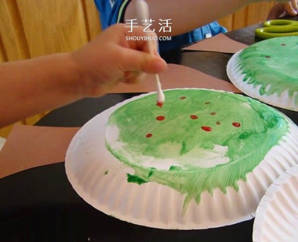 Made a three-dimensional tree in a paper plate in the Arbor Day handmade crafts