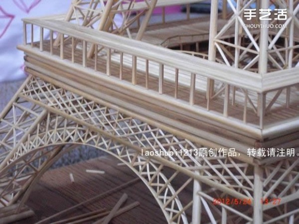 A detailed illustrated tutorial on making a model of the Eiffel Tower using chopsticks and bamboo skewers