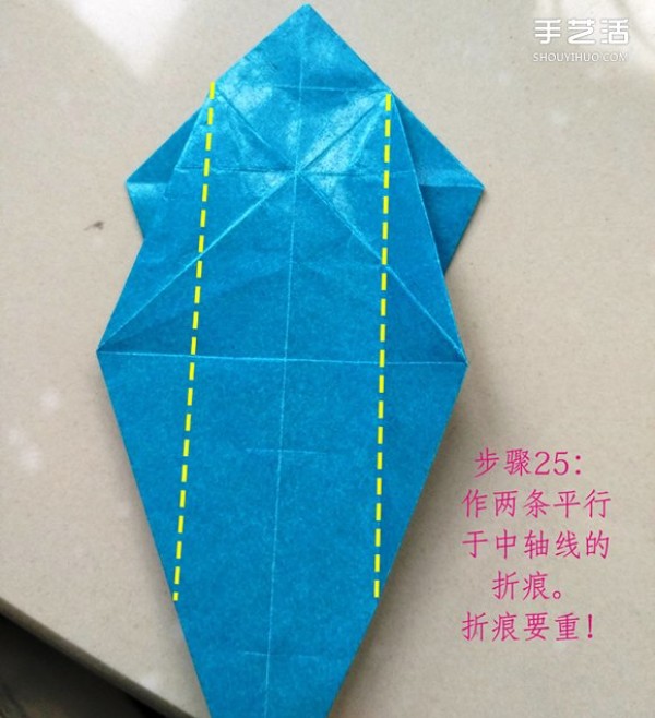 The folding method of the frog on the leaf illustrates the process of the frog on the origami leaf