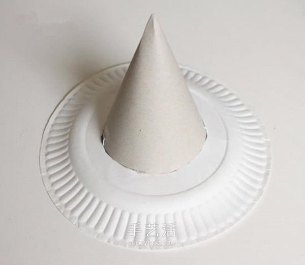 How to use cake plate waste to make a Halloween witch hat by hand