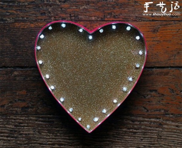 Tutorial on DIY romantic heart-shaped lighting in a chocolate box