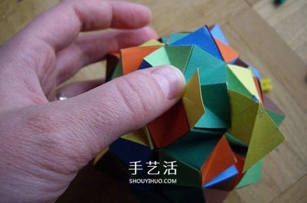 Pictures of steps for folding paper balls OrigamiDetailed step-by-step diagram of colored balls