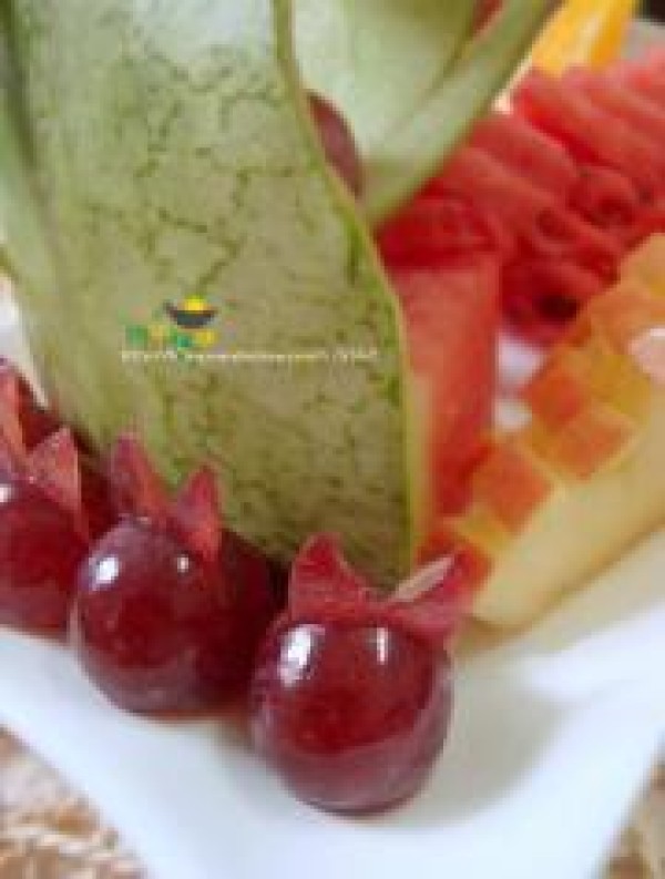 How to make watermelon + honeydew melon + apple + raisin + banana fruit platter