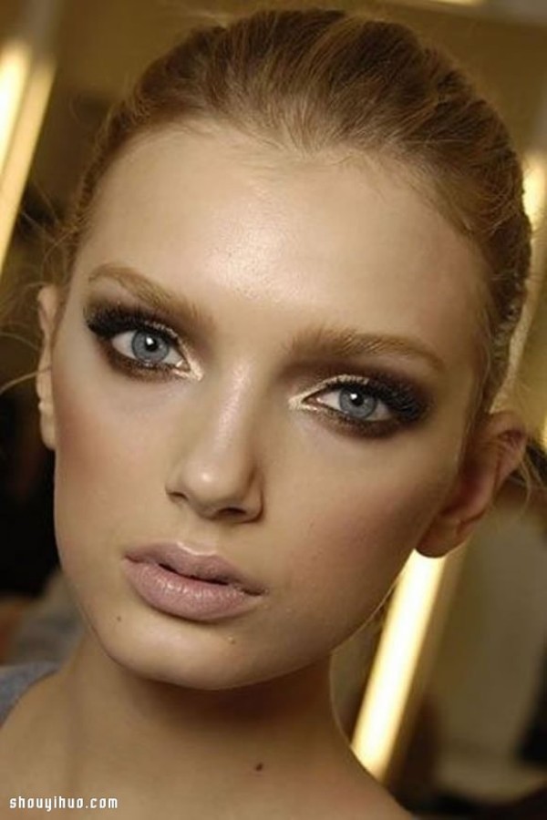 Year-end party must-haves: bold and eye-catching metallic eye makeup