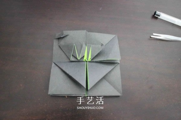 Illustrations of how to fold the NIKE logo using the origami method