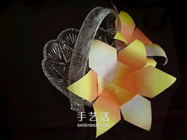 A piece of paper to fold a lily, a simple and beautiful lily origami