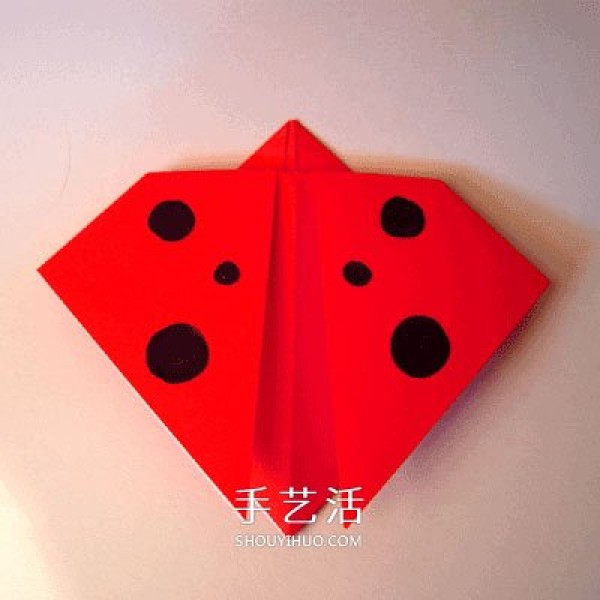 Pictures of the folding method of the seven-star ladybug, a simple tutorial for young children to learn to fold a ladybug