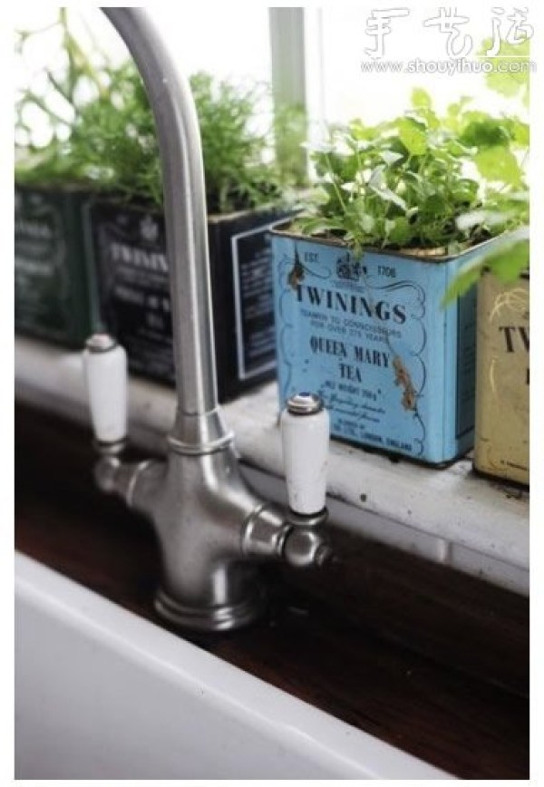 Utilize waste iron cans and transform them into pen holders and flower pots