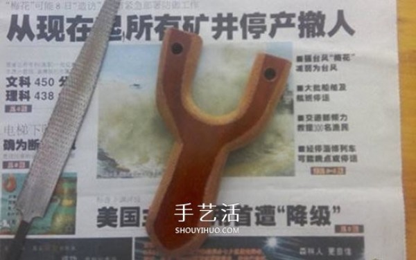 The solid wood slingshot making process illustrates the method of making a homemade solid wood slingshot