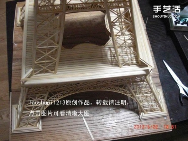 A detailed illustrated tutorial on making a model of the Eiffel Tower using chopsticks and bamboo skewers