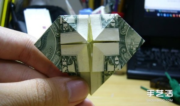 Illustration of the origami method of folding a dollar heart into a dollar bill