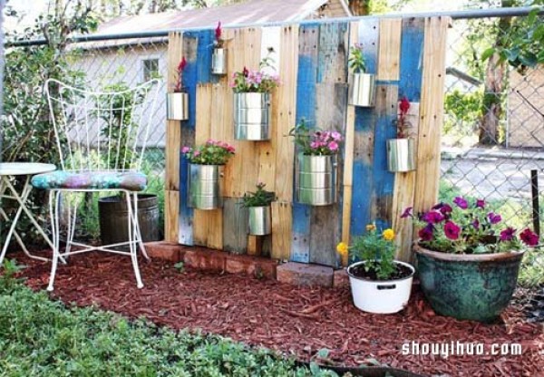 Utilize waste iron cans to create vertical sky gardens in the yard or balcony