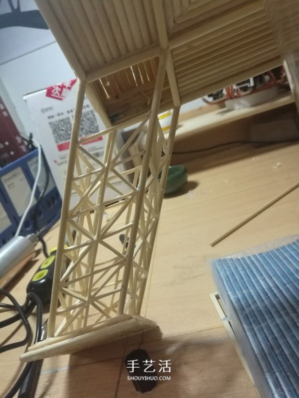 Detailed illustrated tutorial on hand-made Eiffel Tower model with bamboo sticks