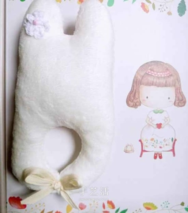 How to make a bunny hand rattle with illustrations of making a fabric cartoon hand rattle