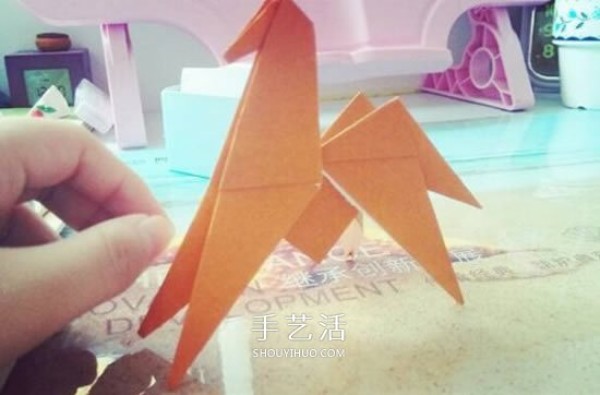 How to make an origami horse with illustrations of the steps of folding a three-dimensional horse by hand