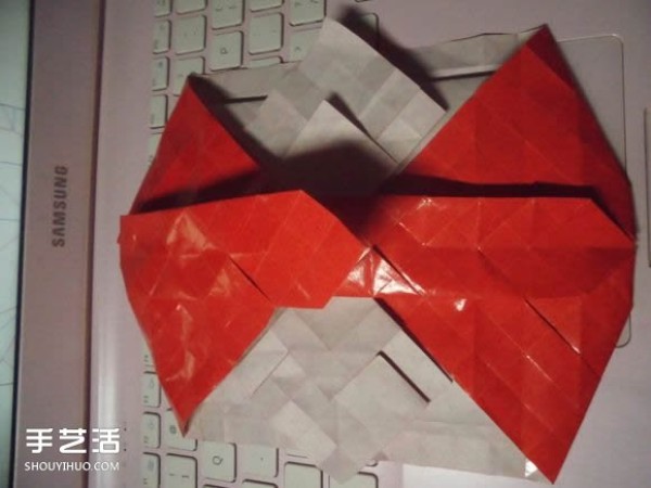 Kissing Fish Origami Illustration of the Super Complex Heart Folding Process