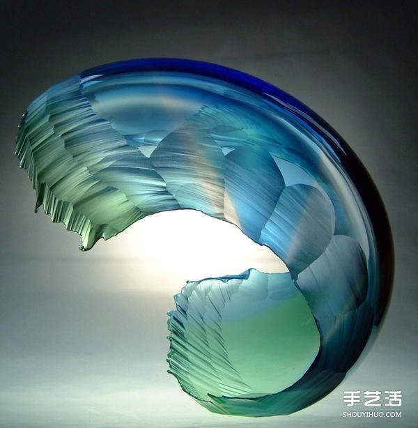 If the waves are frozen: the glass sculpture presents a moment of turbulence