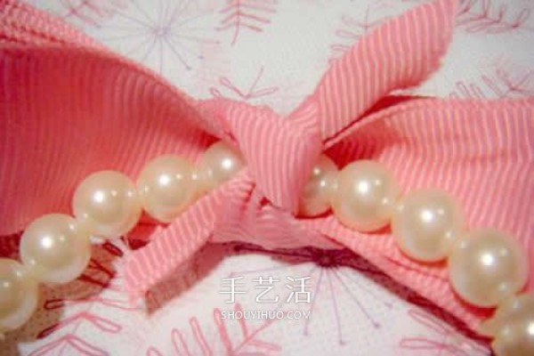 Super simple DIY pearl bracelet, use a ribbon to attach a bow to the bracelet