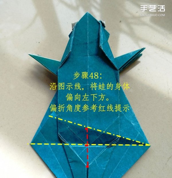 The folding method of the frog on the leaf illustrates the process of the frog on the origami leaf