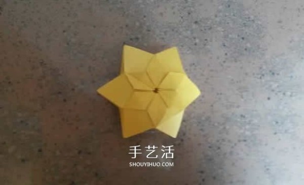 How to fold beautiful paper flowers, step-by-step illustration of hand-made origami six-pointed star flower